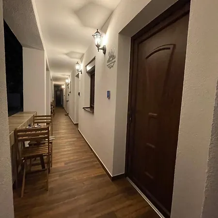 Luna Vendeghaz İstolni Belgrad